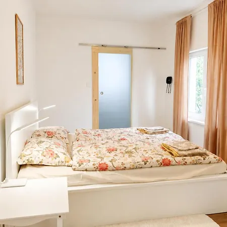 Sunny Little Apartment
